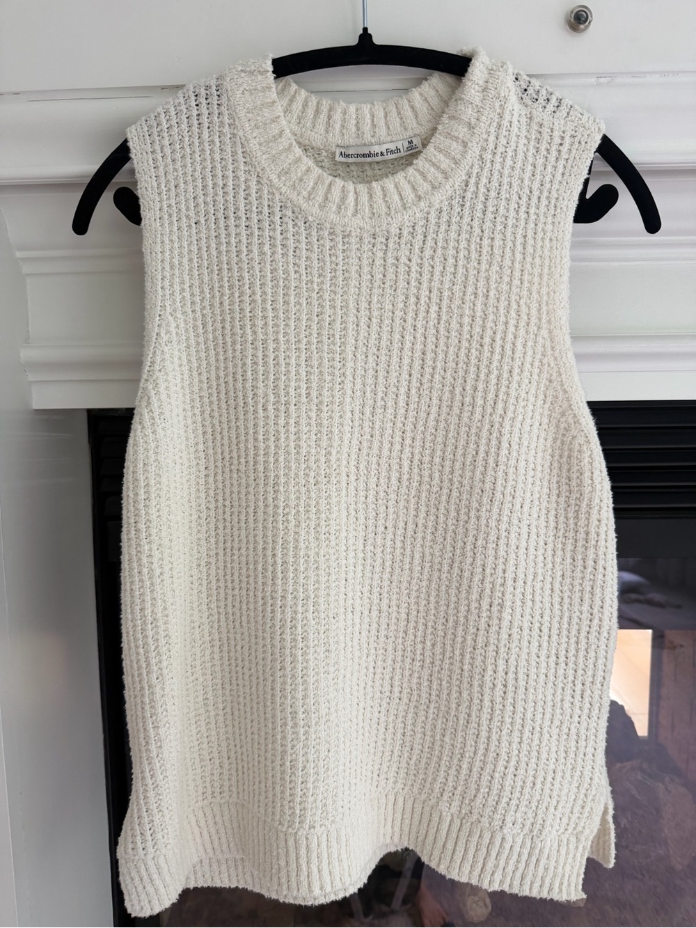 Like New! Abercrombie & Fitch Cream Sleeveless Crew Knit Sweater Vest- size M